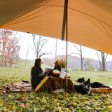 A couple is enjoying its drinks under the sunshade tarp.